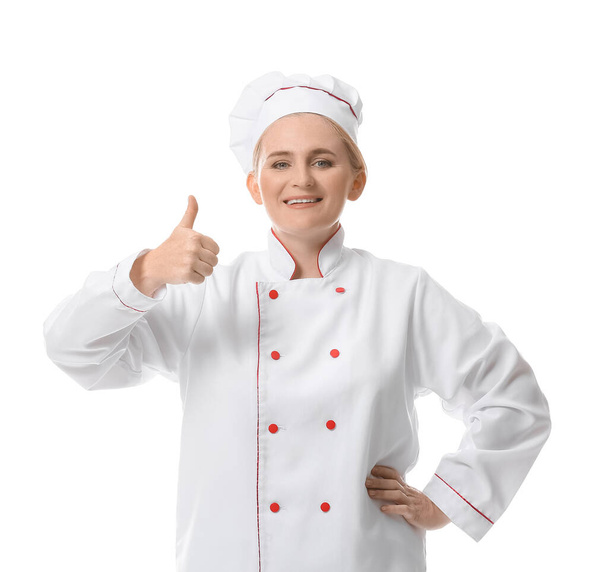 Зрелая шеф-повар показывает большой палец вверх на белом фоне - Фото, изображение