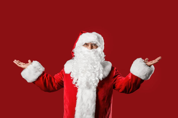 Санта Клаус на кольоровому фоні. Різдвяна відпустка - Фото, зображення