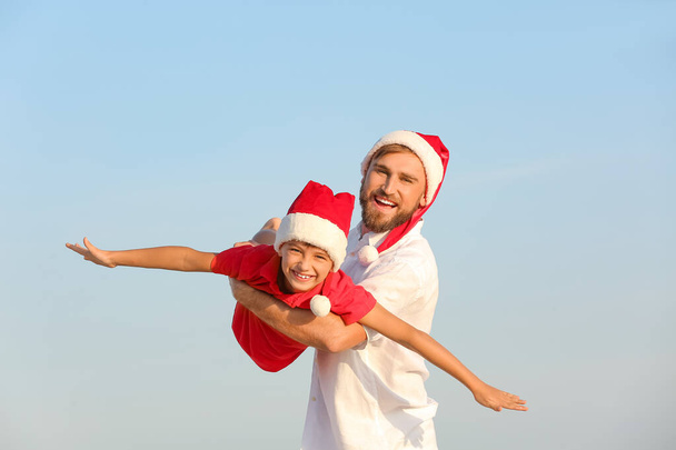 Feliz hombre y su hijo celebrando la Navidad en el resort tropical - Foto, Imagen