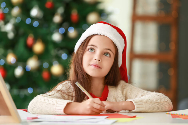 Menina escrevendo carta para Santa em casa na véspera de Natal - Foto, Imagem