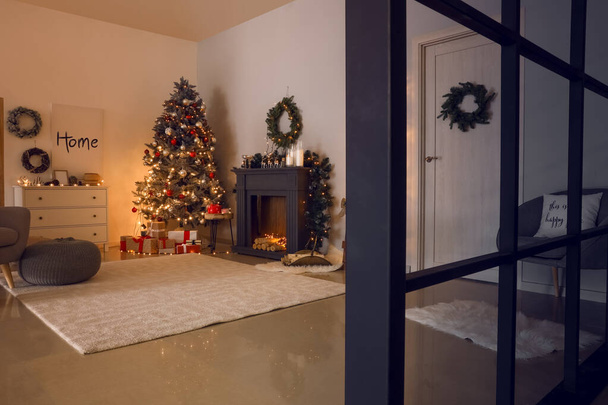 Caminetto decorato all'interno della stanza alla vigilia di Natale - Foto, immagini