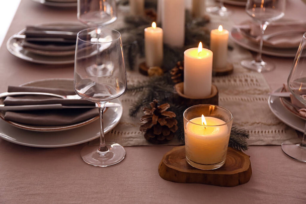 Schöne Tischdekoration mit Weihnachtsdekoration im Wohnzimmer, Nahaufnahme - Foto, Bild