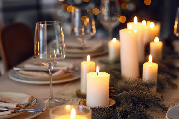 Oturma odasında Noel süsleri olan güzel bir masa, yakın plan. - Fotoğraf, Görsel