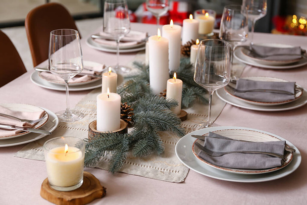 Красивая сервировка стола с рождественскими украшениями в гостиной - Фото, изображение