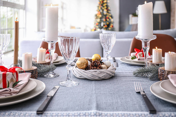 Красивая сервировка стола с рождественским декором в гостиной - Фото, изображение