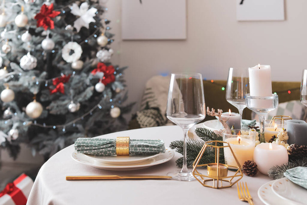 Beautiful table setting with Christmas decor in living room - Zdjęcie, obraz