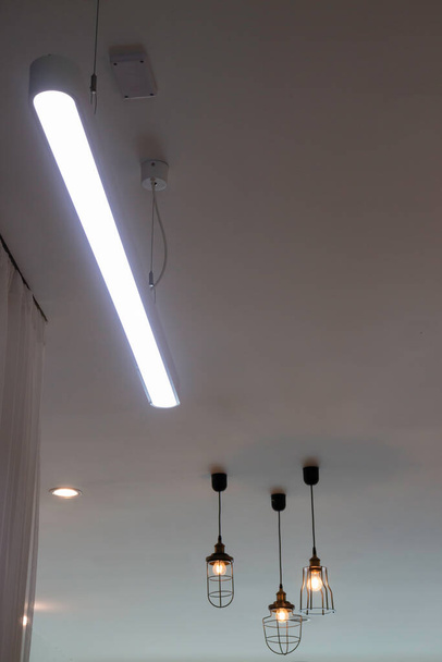 Iluminação decoração com luzes do teto vintage, foto stock - Foto, Imagem