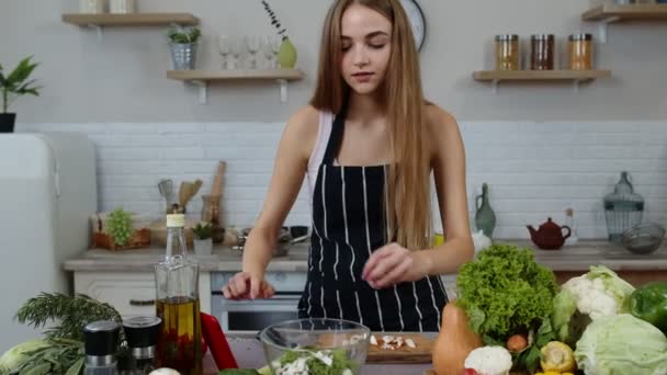 Mujer vegana en busca de receta culinaria en línea en el teléfono móvil. Ensalada de cocina con verduras crudas - Metraje, vídeo