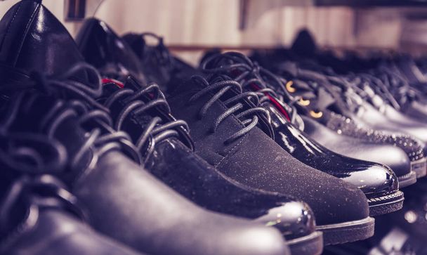 Shop stijlvolle demi-season herenschoenen. Verzameling van schoenen close up. - Foto, afbeelding