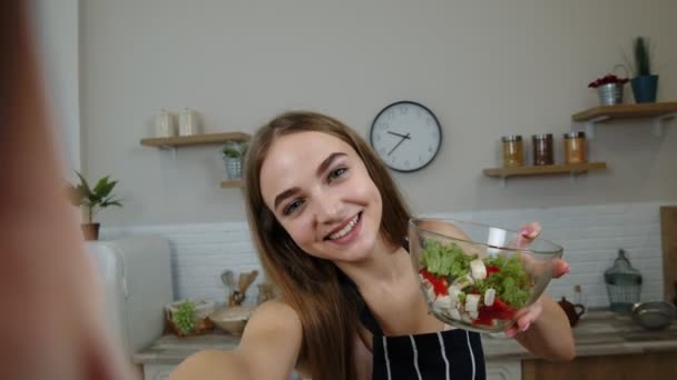 POV shot de blogger girl haciendo fotos y tomando selfies para las redes sociales en el teléfono inteligente en la cocina - Metraje, vídeo