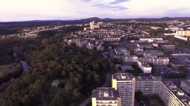 Rastreo aéreo sobre edificio residencial Hauts de Massane barrio Montpellier - Imágenes, Vídeo