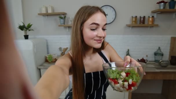 POV schot van blogger meisje het maken van foto 's, het nemen van selfies met salade voor sociale media op mobiele telefoon - Video