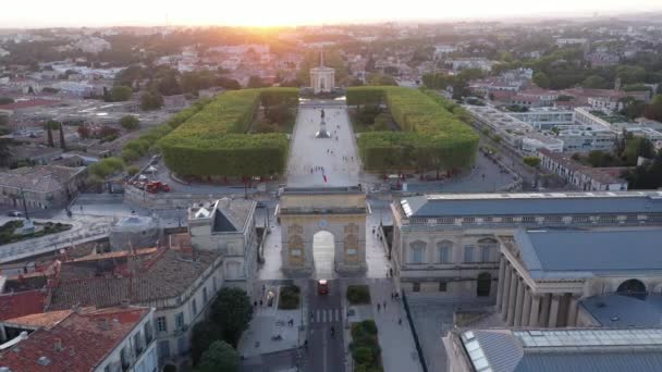 Парк-дю-Пейру-Монпелье закат воздушный снимок над Триумфальной аркой Франции - Кадры, видео