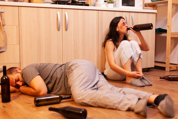 Pijany mąż śpiący na podłodze w kuchni - Zdjęcie, obraz