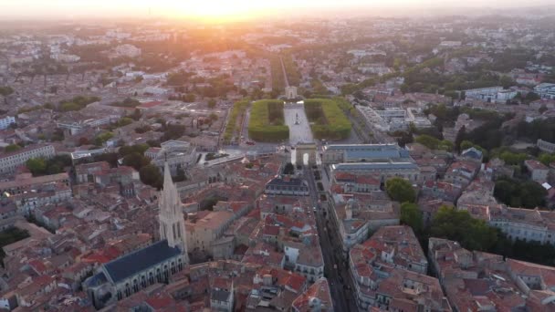 Ecusson Montpellier groot uitzicht vanuit de lucht Peyrou park tijdens zonsondergang heilige Anne kerk platanen - Video