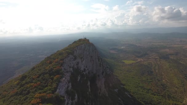 Romba dőlt kastély egy dél-franciaországi szikla szélén. Pic saint Loup hegy - Felvétel, videó