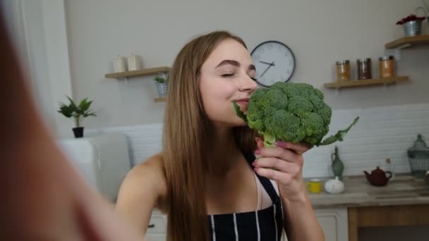 POV schot van blogger meisje maken van foto, het nemen van selfies met broccoli voor sociale media op mobiele telefoon - Video