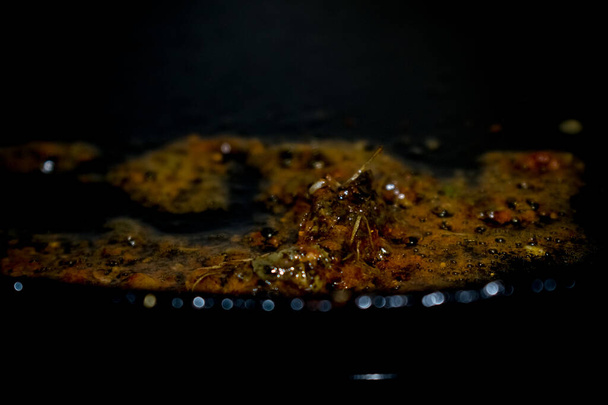 Indio picante masala freír en sartén para pav bhaji. - Foto, Imagen