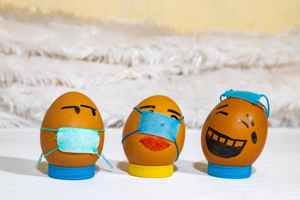 Verschillende beschilderde eieren. Men draagt een goed masker, men is onjuist, men draagt geen masker. Covid-19 illustratie. Leuke activiteit met kinderen. - Foto, afbeelding