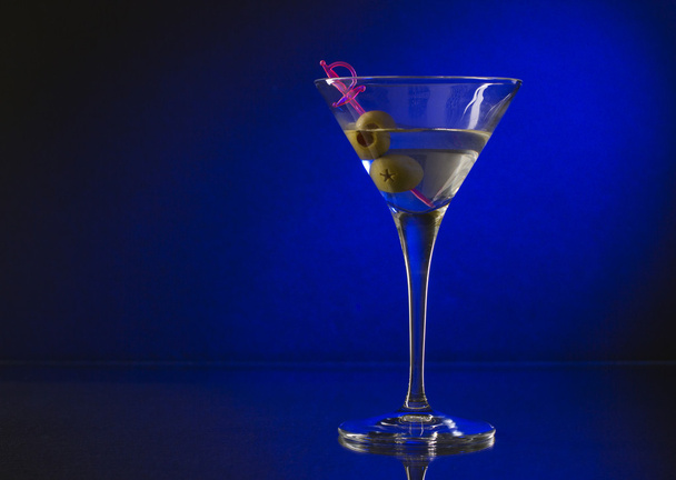 Wineglass with martini and olives - Foto, afbeelding