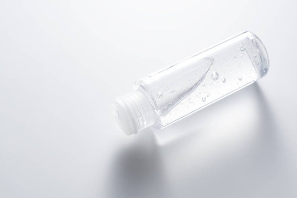 Sofortige Desinfektionsflasche auf weißem Hintergrund, klares Gel, kein Etikett. Antibakteriell, Hydroalkohol, Äthylalkohol. Mini-Reisetasche. - Foto, Bild