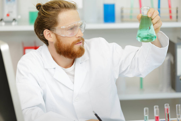 man in the lab testing new cleaning solution detergent - Foto, Bild