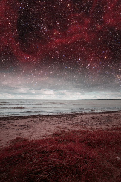 Rode nacht op zee. elementen van deze afbeelding ingericht door nasa  - Foto, afbeelding