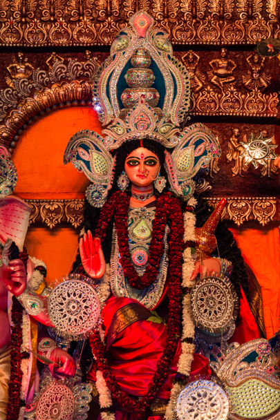 Déesse Durga idole à décoré Durga Puja pandal, tourné à la lumière colorée, à New Delhi, en Inde. Durga Puja est le plus grand festival religieux de l'hindouisme et est maintenant célèbre dans le monde - Photo, image
