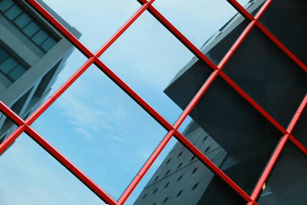 建物の窓と赤い帯 - 写真・画像