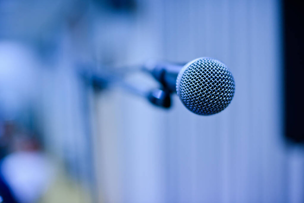 micrófono en el escenario, altavoz, conferencia - Foto, imagen