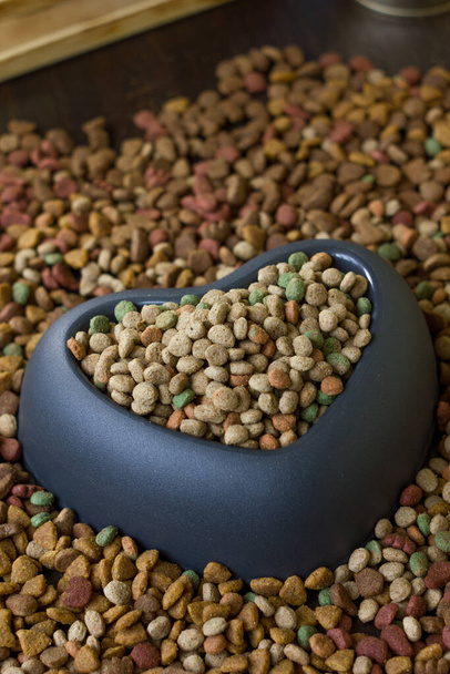 Heart pet bowl wypełnione suchej karmy dla zwierząt domowych - Zdjęcie, obraz