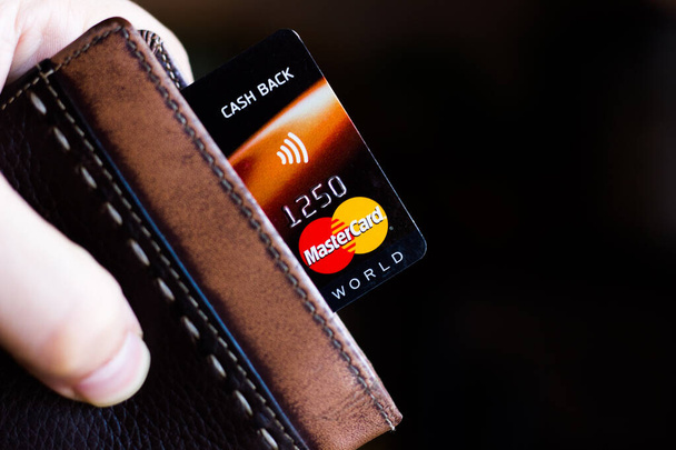 Ryazan, Oroszország - 2018. február 27.: Mastercard márka hitelkártyája vagy betéti kártyája bőrtárcában - Fotó, kép