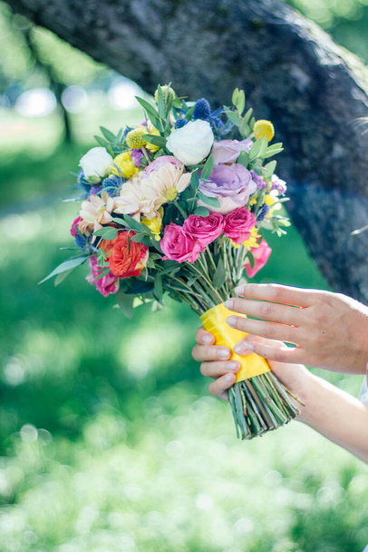 Mani donna in possesso di un bellissimo bouquet da sposa - Foto, immagini