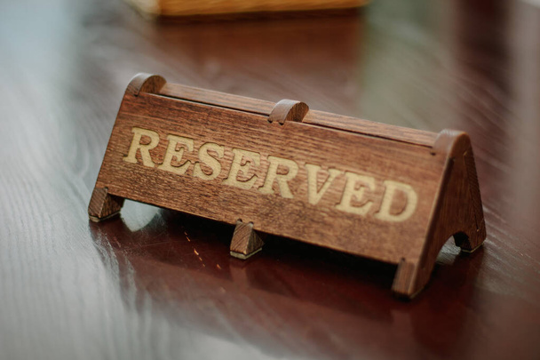 Reserved plate on table on a restaurant or cafe. - Foto, Bild