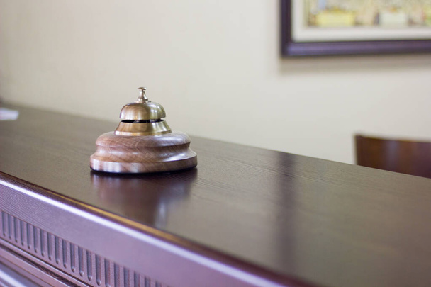 Cloche de service dans une réception de l'hôtel pour alarme concierge sur le bureau - Photo, image