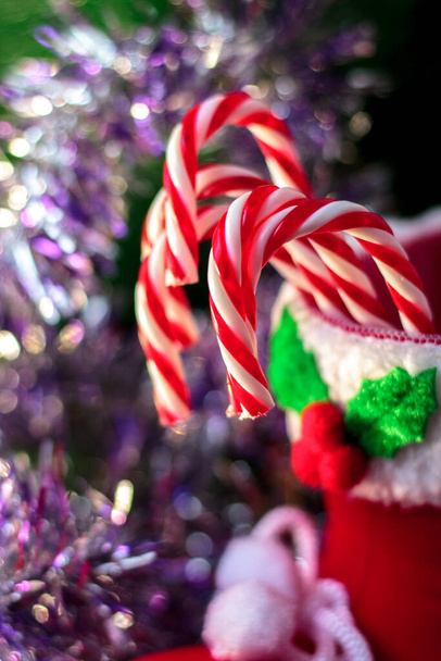 クリスマスの背景として美しいクリスマスのキャンディーの缶 - 写真・画像