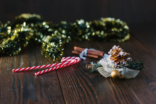 Christmas decoration with pinecone on wooden board - Foto, afbeelding