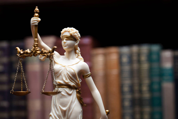 Hukuk ve adalet kavramı. Bu heykel avukatların ofisinde. Arkaplanda hukuk kitapları olan bir kitaplık. - Fotoğraf, Görsel