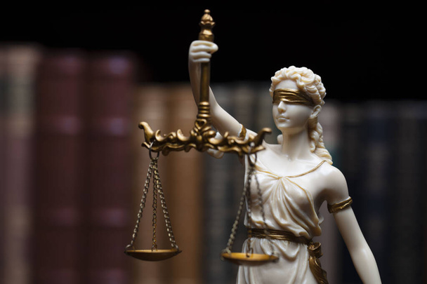 Törvény és igazságszolgáltatás. Ez egy szobor az ügyvédi irodában. Könyvespolc jogi könyvek a háttérben. - Fotó, kép