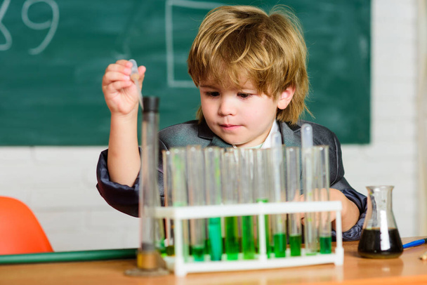 Little boy is making science experiments. school kid scientist studying science. biology science. experiments in lab. little boy at lesson. Back to school. Looking at the future of science - Φωτογραφία, εικόνα