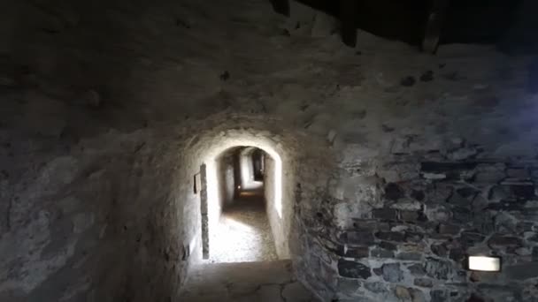 parma bardi corredor do castelo medieval em direção a ponte levadiça. Imagens 4k de alta qualidade - Filmagem, Vídeo