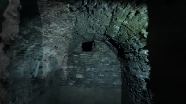 parma bardi middeleeuwse kasteelinterieur van de kelder en het waterreservoir. Hoge kwaliteit 4k beeldmateriaal - Video