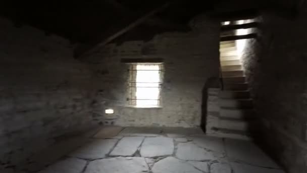 parma bardi tour du château médiéval intérieur de la salle avec fenêtres. Images 4k de haute qualité - Séquence, vidéo