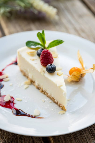 Classic cheesecake with raspberry - Foto, afbeelding