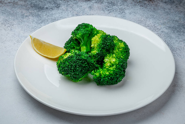 Broccoli in a white plate - Zdjęcie, obraz