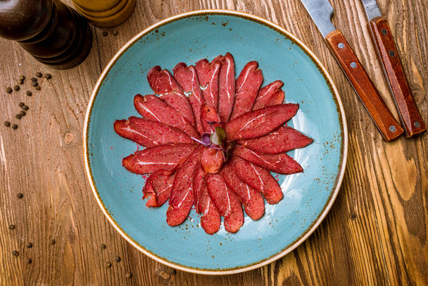 sliced dry-cured venison - Fotoğraf, Görsel