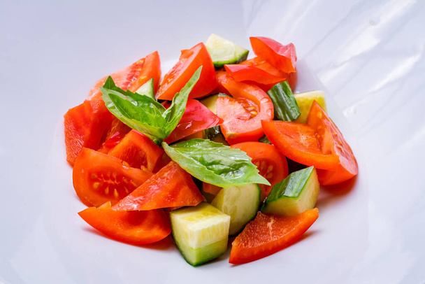 Vegetable salad with tomatoes and cucumbers - Zdjęcie, obraz