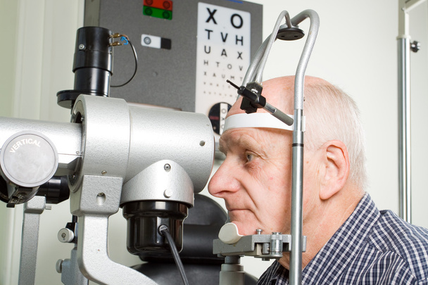 Homme âgé ayant un examen de la vue
 - Photo, image