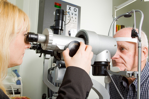 starszy mężczyzna o Badanie okulistyczne - Zdjęcie, obraz