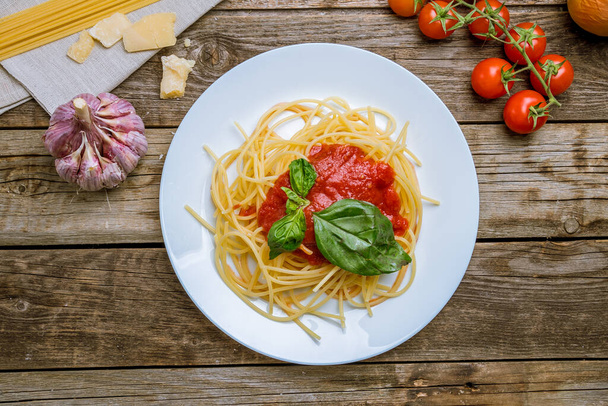 Spaghetti met groenten in tomatensaus - Foto, afbeelding